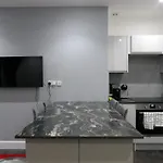 Architect Designed Meadows Central Apartment