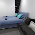 Architect Designed Meadows Central Apartment