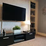 The Broughton Residence - Modern 1 Bed Flat - Walking Distance From City Centre