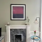 Charming, Central & Spacious Georgian 3 Bed Apt