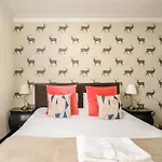F&O Apartments - 1 Bedroom Royal Mile Apt Stunning Castle View Sleeps 2