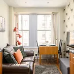 F&O Apartments - 1 Bedroom Royal Mile Apt Stunning Castle View Sleeps 2