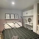 Modern Flat In Central Edinburgh