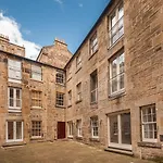 The Edmonstone\'S Close Residence