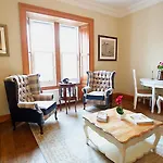 Joivy Classic Apt With Castle Views In Old Town