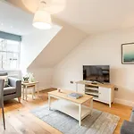Altido Quiet City Centre Spacious Apartment