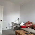 Dalry Modern Edinburgh Flat