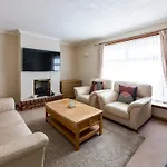 3 Bed House W/Drive & Garden V/Fast Wifi Near Bioquarter