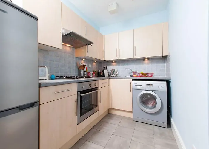 Bright And Modern Causewayside Apartment