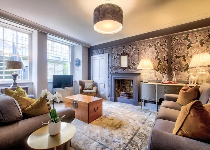 Hamilton Place - Beautiful And Central City Apartment With Private Entrance Sleeps 4
