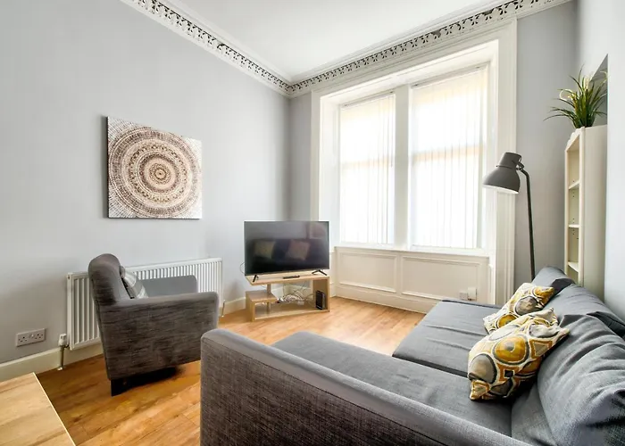 Edinburgh City Central Apartment Sleeps 6 Free Parking