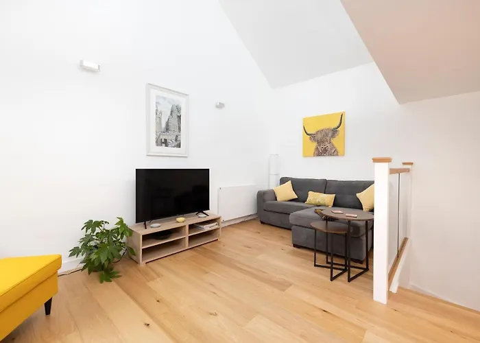Edinburgh Modern 3-Storey 3-Bedroom City Apartment