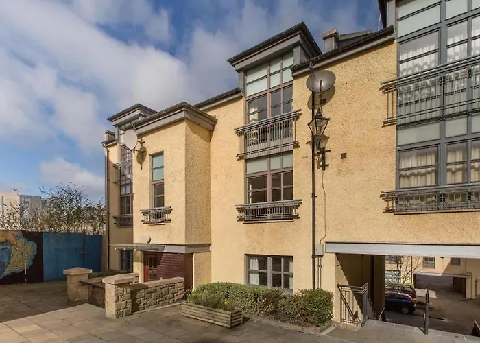 Next To The Palace And Royal Mile With Parking