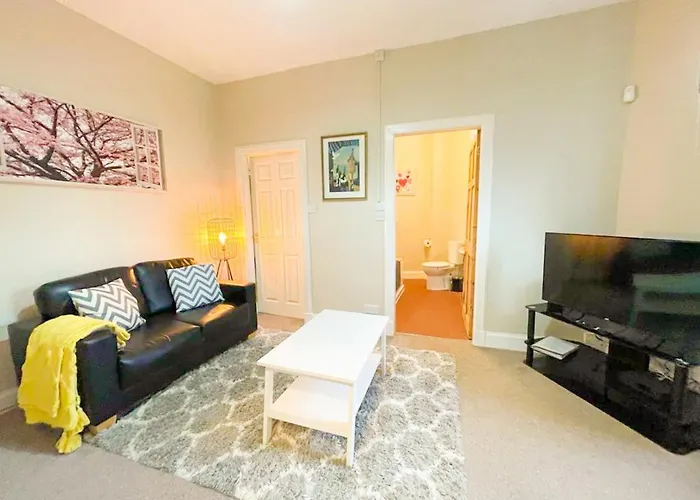 Quaint & Peaceful 1 Bed Central Mews Apt, West End