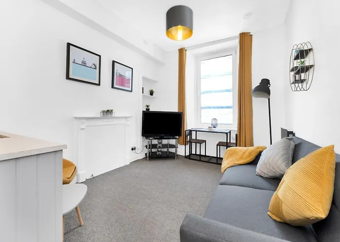 Modern & Spacious 1 Bedroom Apartment - Close To City Centre - Sleeps Up To 3 Guests