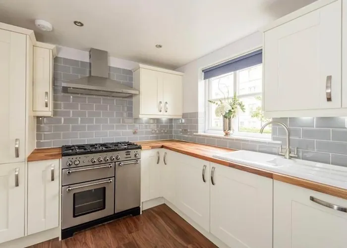 Cosy Roseburn Apartment, Edinburgh - 2 Bedrooms, Free Parking