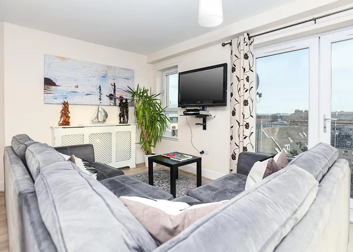 Waterfront Castle View 3 Bed Apartment