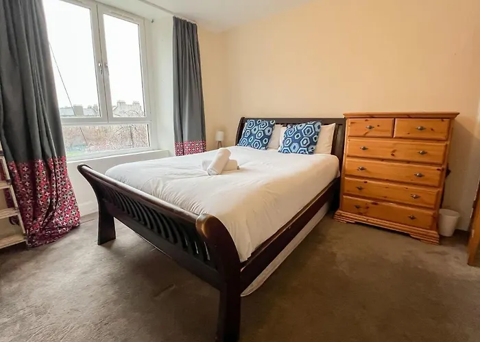 Convenient 2Br Flat Gorgie Edinburgh