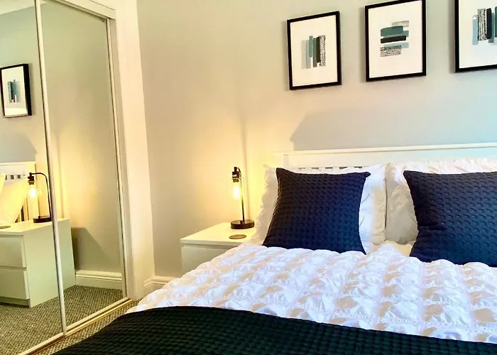 3 Bedroom - 2 Bathroom Townhouse In Corstorphine Near Murrayfield Stadium - Direct Bus To Edinburgh City Centre In 20 Minutes - Two Private Parking Spaces - Private Sunny Garden - Recently Refurbished