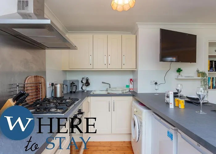Lovely Apartment By The Hillwood Park-Free Parking
