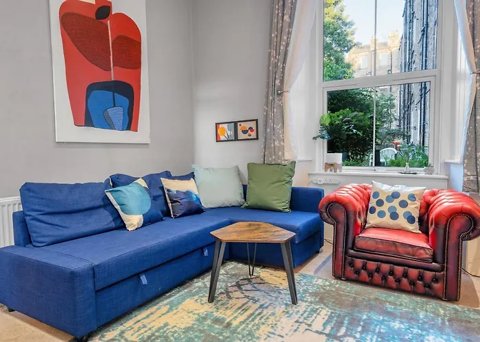 Cheerful Stays: 2 Bedroom Sleeps 6