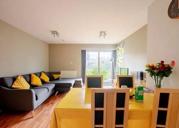 Modern Spacious Retreat With Free Parking And Private Balcony