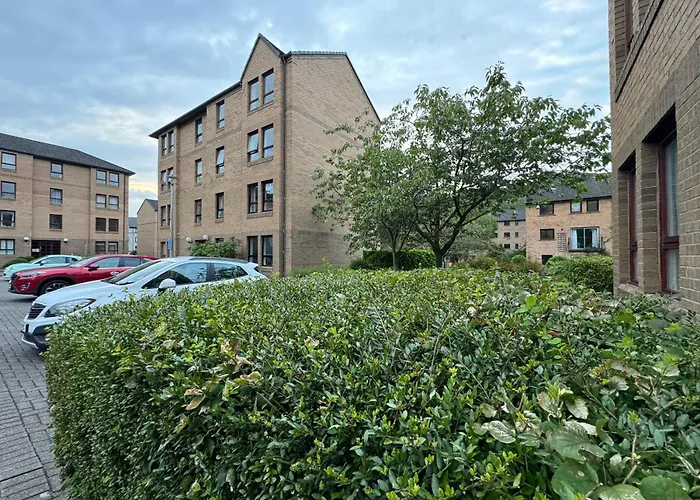 Two Bedroom Flat Close To Meadows With Free Parking By Parking Permit