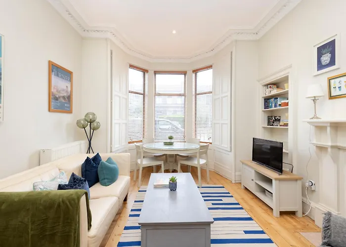 Elegant Edinburgh Stockbridge 2-Bedroom Apartment - Ground Floor