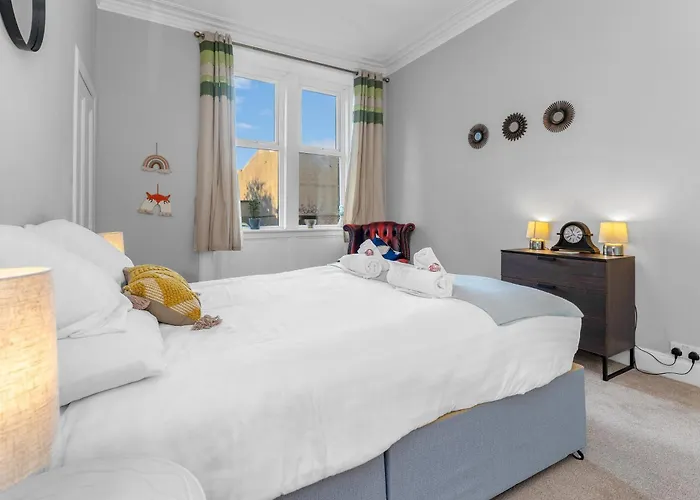 Bright Large Bedroom Br1