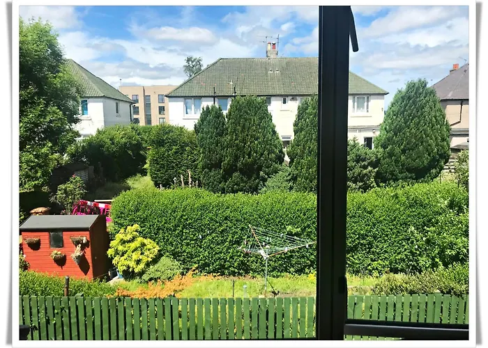 Bright & Spacious Double Room With Garden View- Close To Airport & City Centre