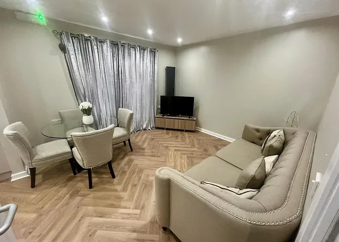 Luxury Spacious 4 Dbl Br House With Free Parking