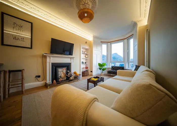 Spacious Flat, Close To The City Centre With Scenic Views