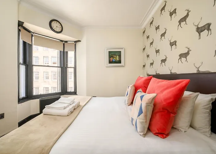 F&O Apartments - 1 Bedroom Royal Mile Apt Stunning Castle View Sleeps 2