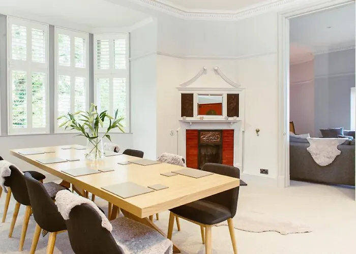 Ramsay Gardens - Grand 4-Bedroom Apartment Next To Castle