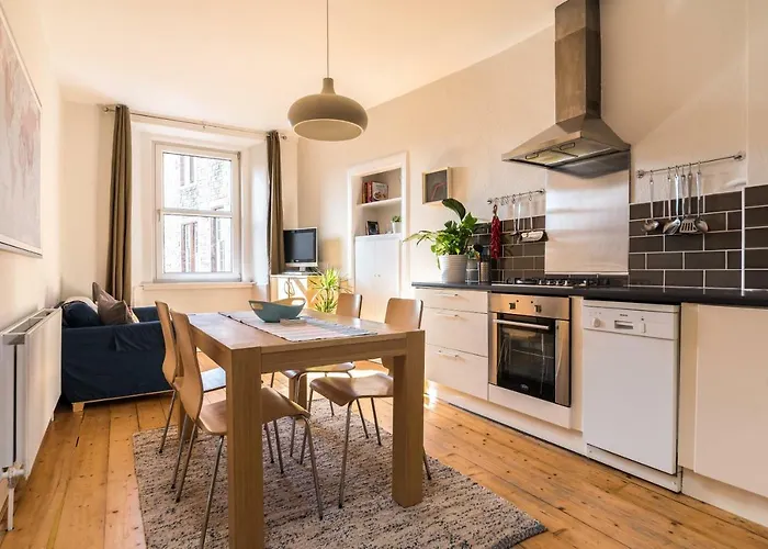 Lovely Central Edinburgh Apartment