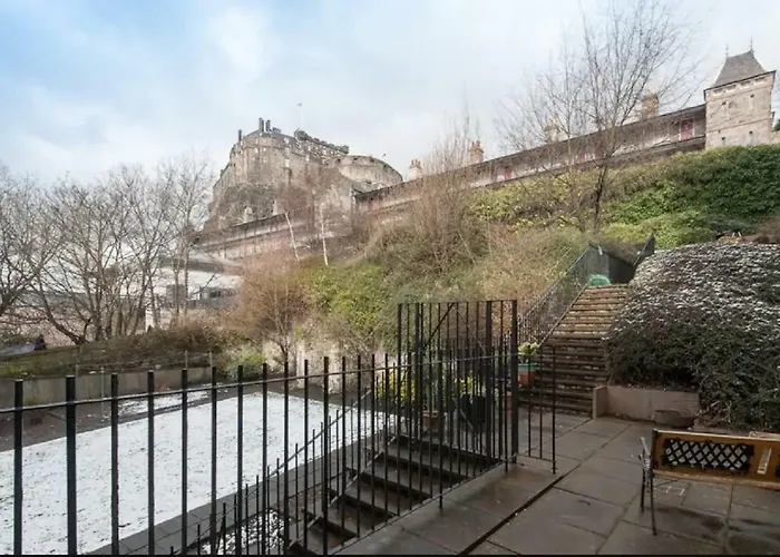 Charming 1 Bed Apartment With Castle View