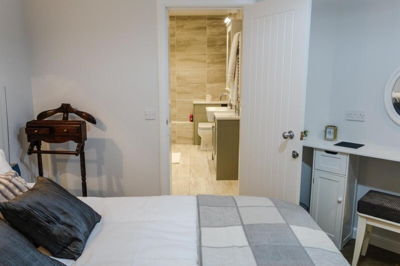 Quiet Ground Floor Mews Flat And Parking EDI
