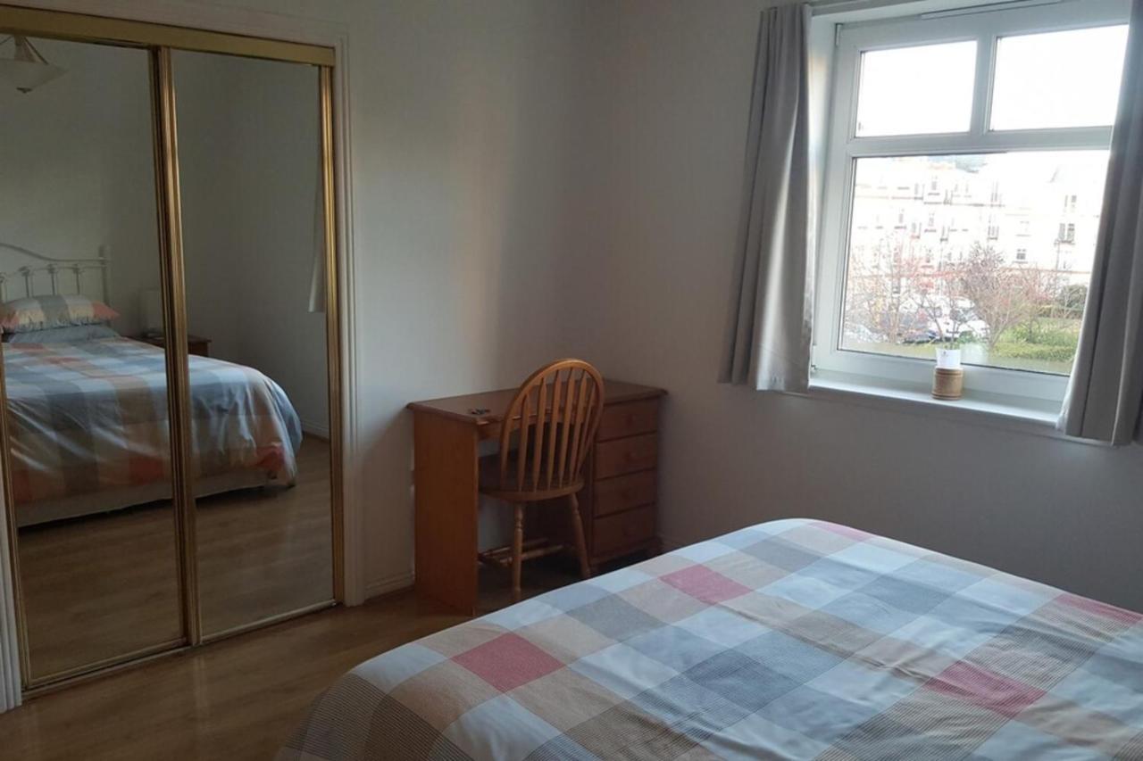 Peaceful 2 Bedroom Sleeps 5 Free Parking Apartment *
