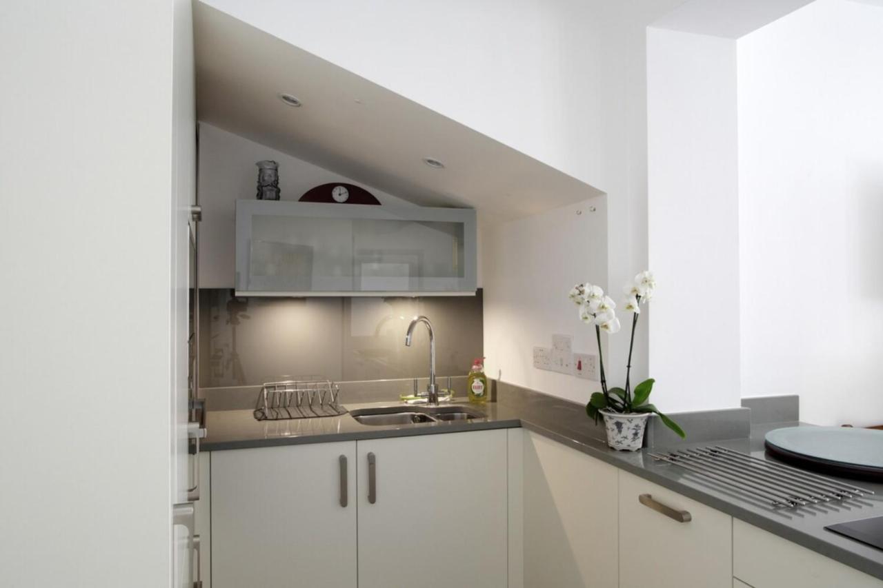 Quiet Ground Floor Mews Flat And Parking Apartment *