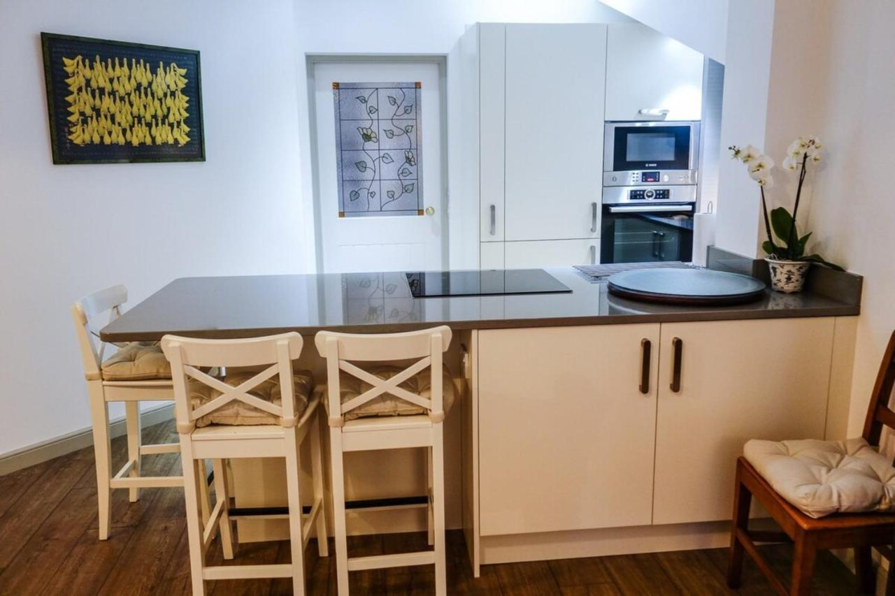 Quiet Ground Floor Mews Flat And Parking Apartment