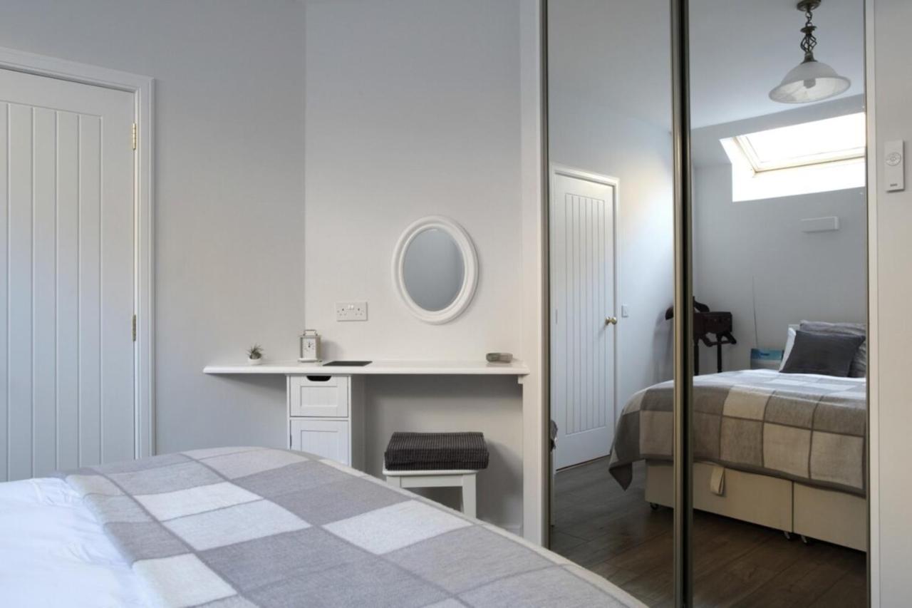 Quiet Ground Floor Mews Flat And Parking Apartment EDI
