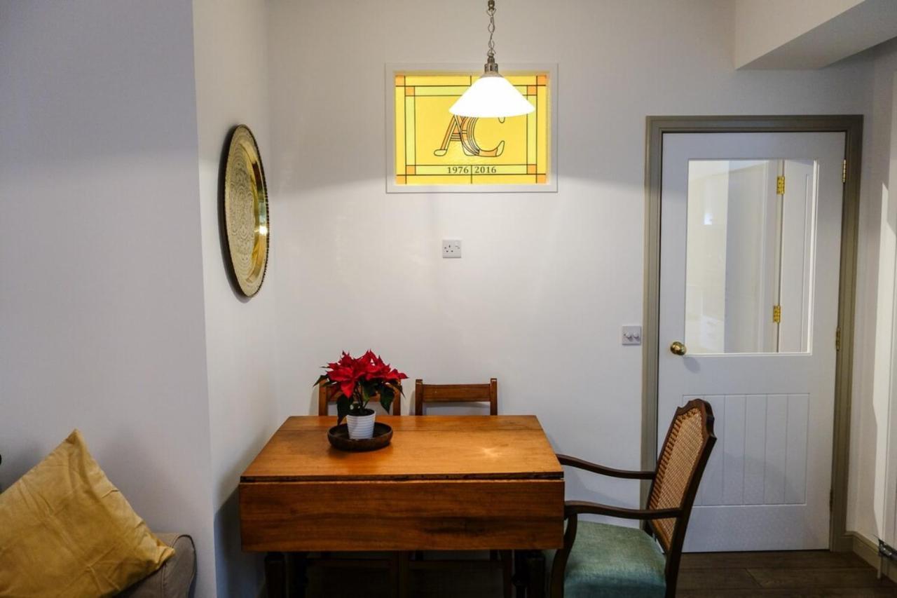 Quiet Ground Floor Mews Flat And Parking Apartment