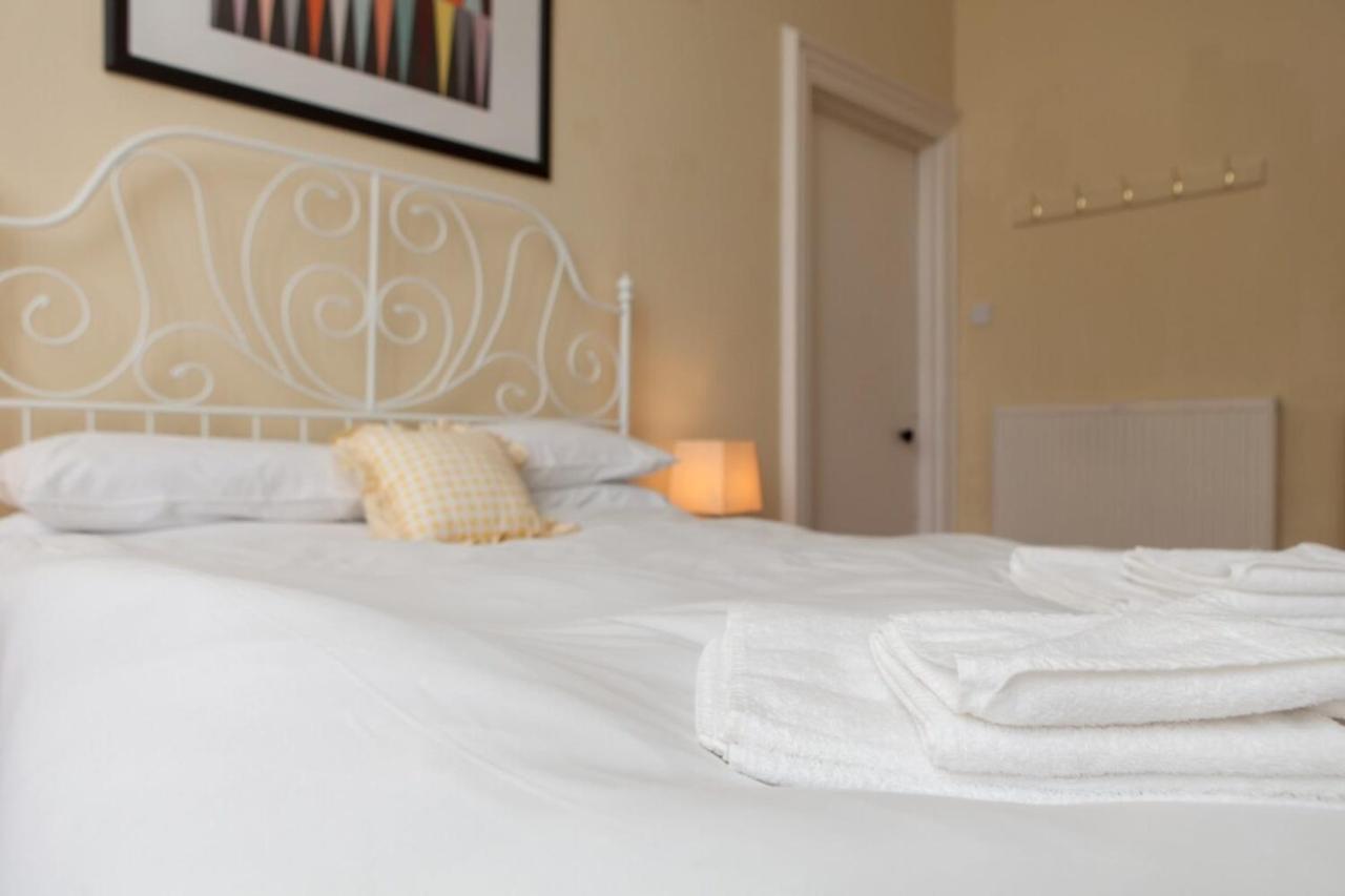 Amazing 4 Bedroom Just Off The Meadows Apartment *