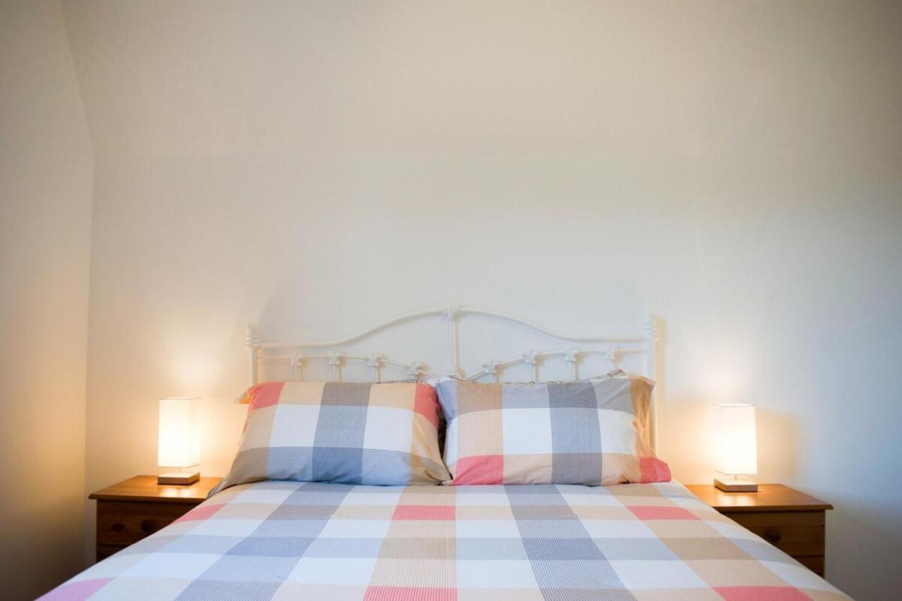 Peaceful 2 Bedroom Sleeps 5 Free Parking Apartment *