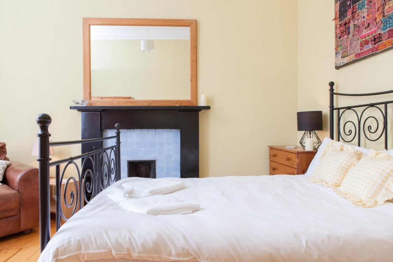 Amazing 4 Bedroom Just Off The Meadows Apartment *