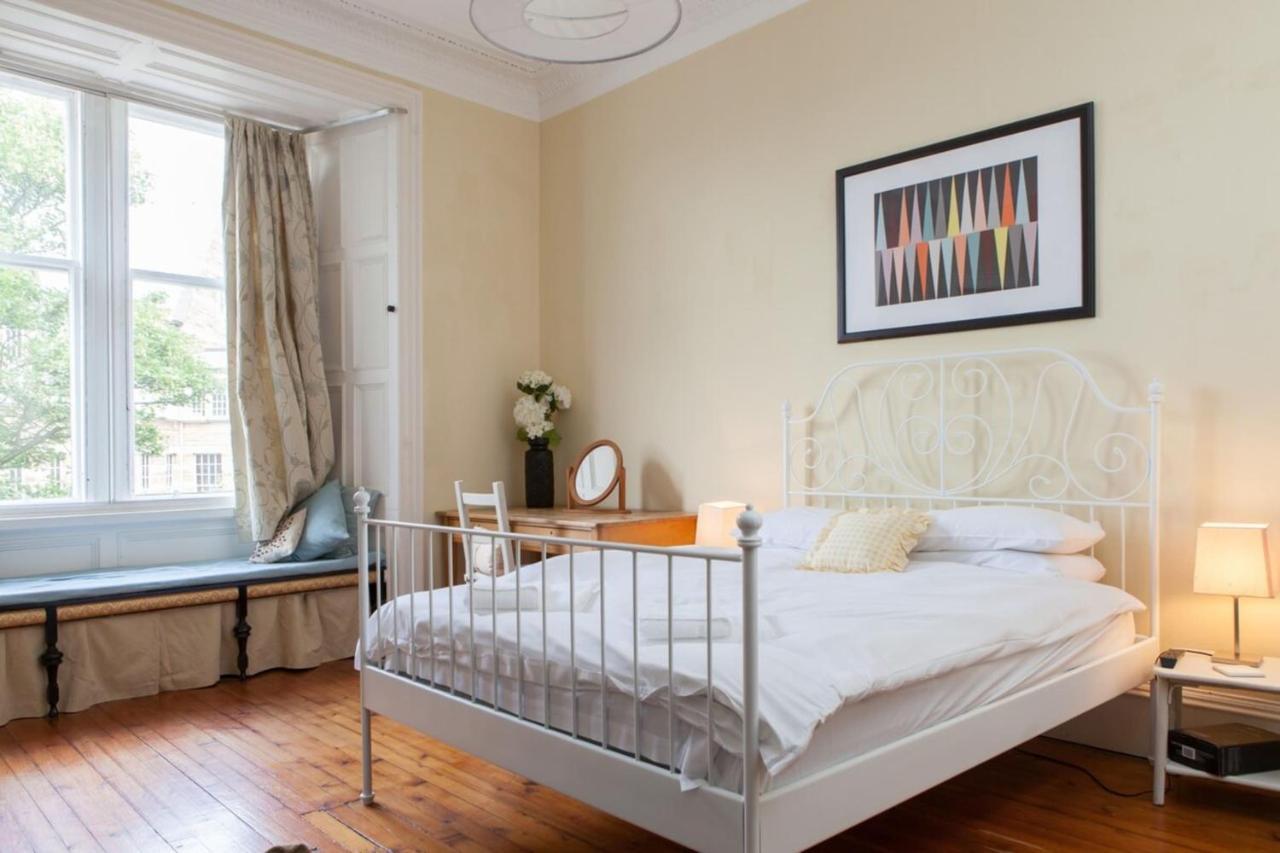 Amazing 4 Bedroom Just Off The Meadows Apartment *