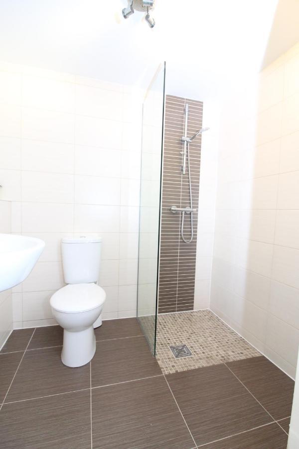 Modern With Free Parking And Private Garden Apartment