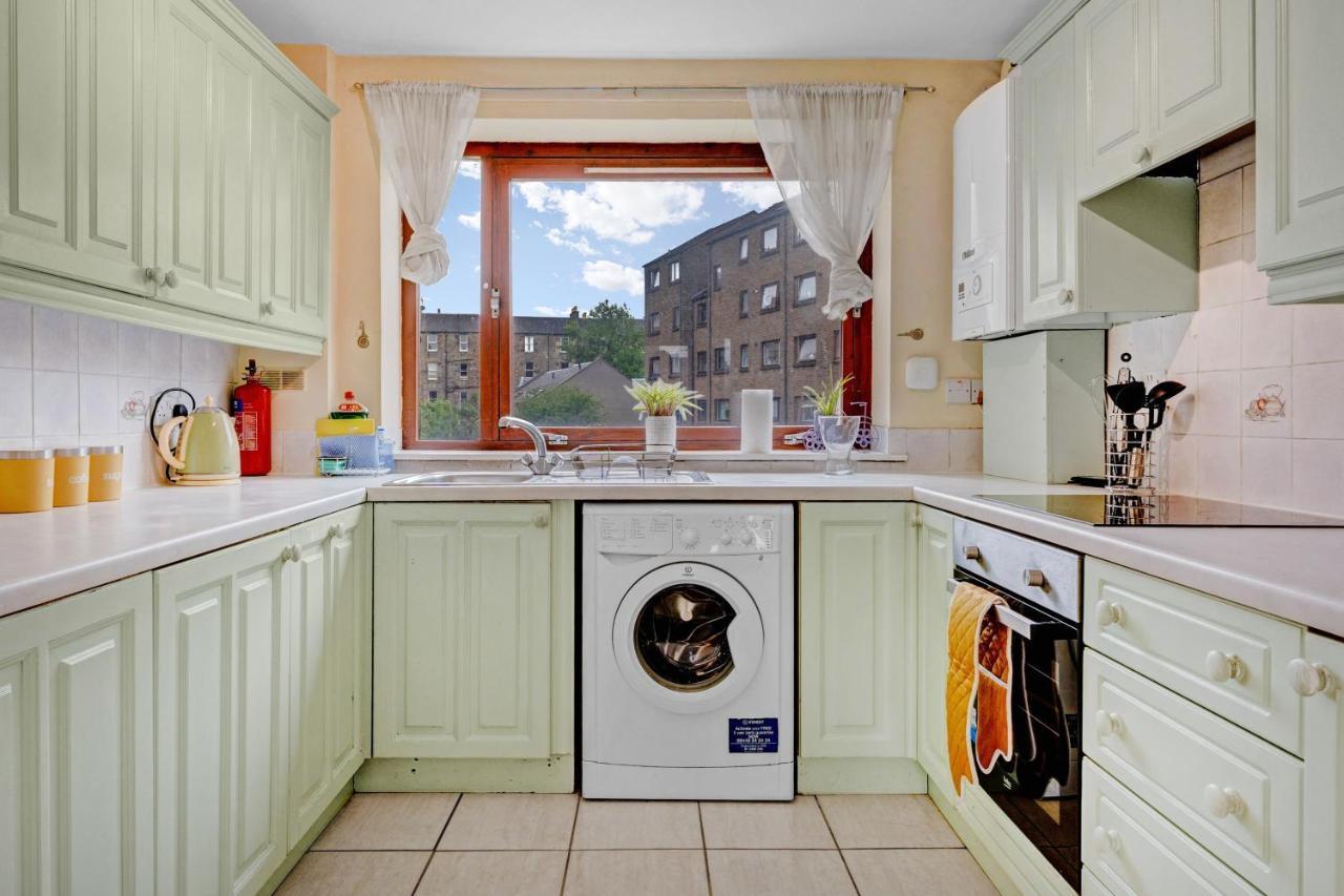 Modern & Spacious 3 Bedroom In Heart Of - Private Car Park On Site & Stunning Views Of Arthur Seat - Sleeps 10 Apartment Edinburgh