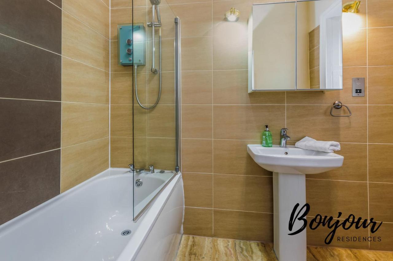 Royal Mile 4br-3ba - Views & Free Parking By Bonjour Residences Apartment Edinburgh