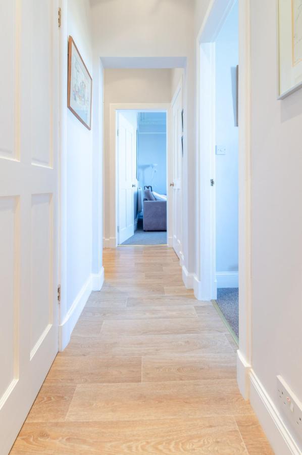 Beautiful Center 1 Bed With Park View Apartment